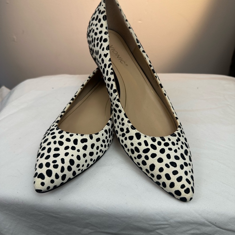 Vionic 6.5, Women's Lena Spot, Black and White Flats suede pointed toe.